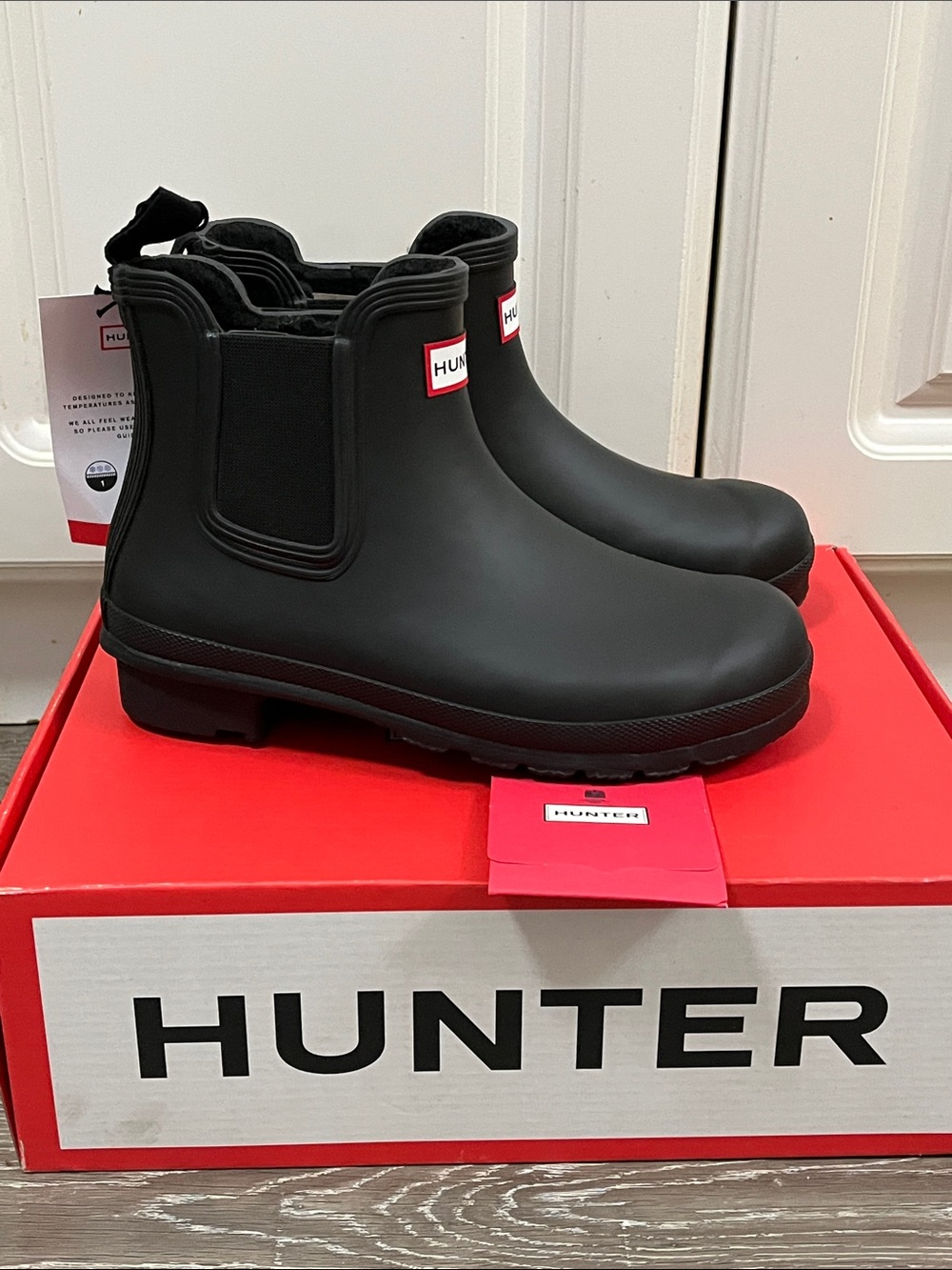 Hunter Insulated Chelsea boots black size 7 new with box